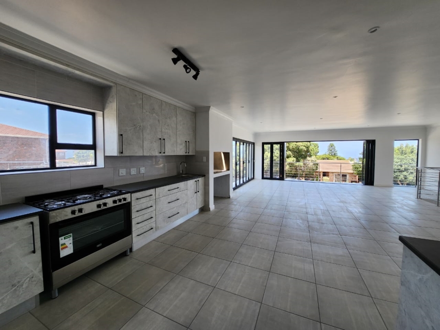 5 Bedroom Property for Sale in Wavecrest Eastern Cape